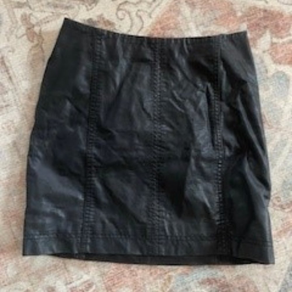 Faux leather mini skirt black
